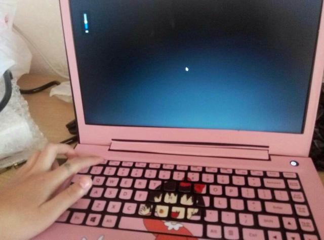 电脑屏幕打不开-电脑屏幕突然黑屏，工作邮件视频游戏全耽误，急死人了